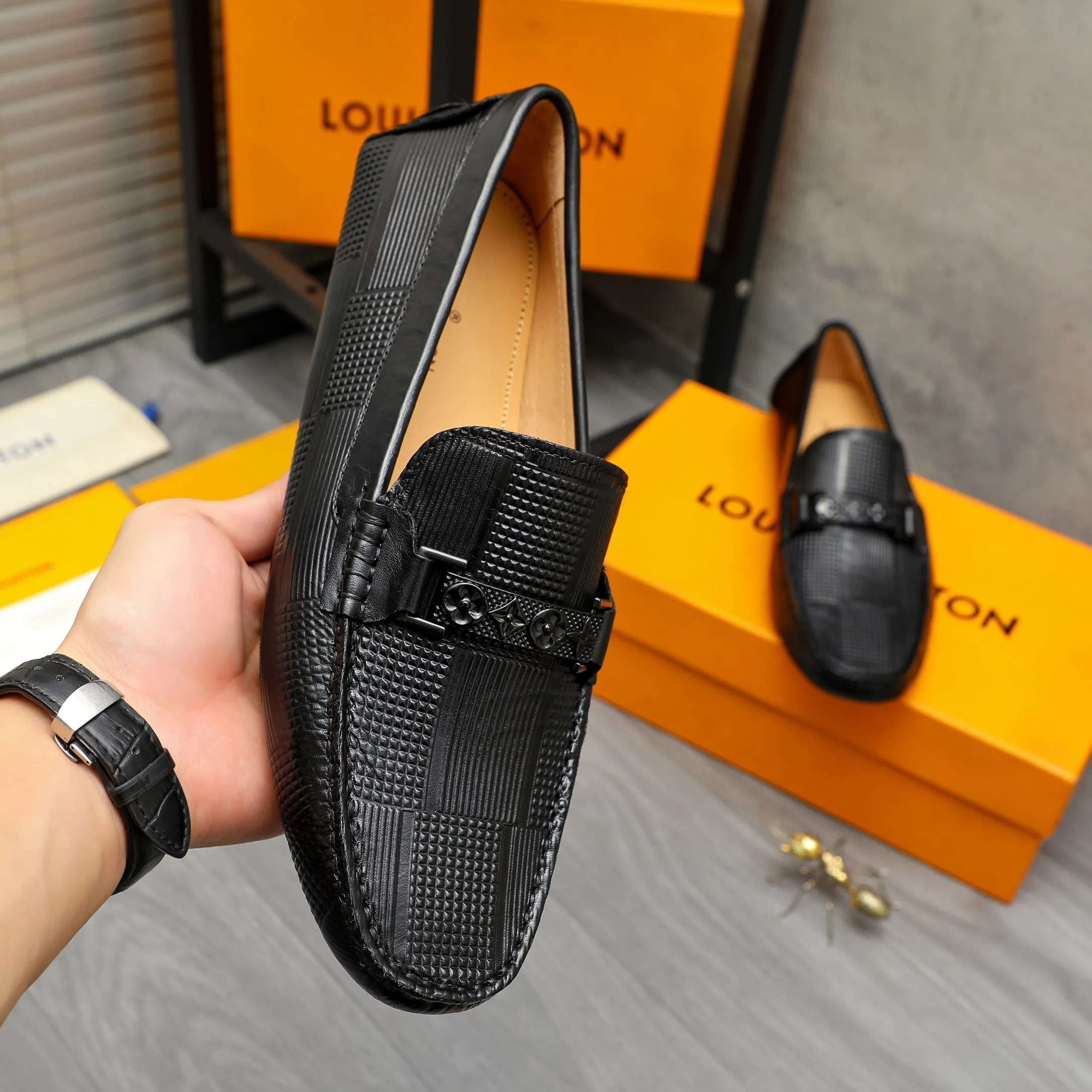 Men's shoes 💰380 Product trademark: LV "Louis Vuitton" casual slip-on shoes Regular size: 38-45 (45 is custom-made and non-returnable) Product materials: Selected embossed cowhide upper, pigskin lining, rubber outsole